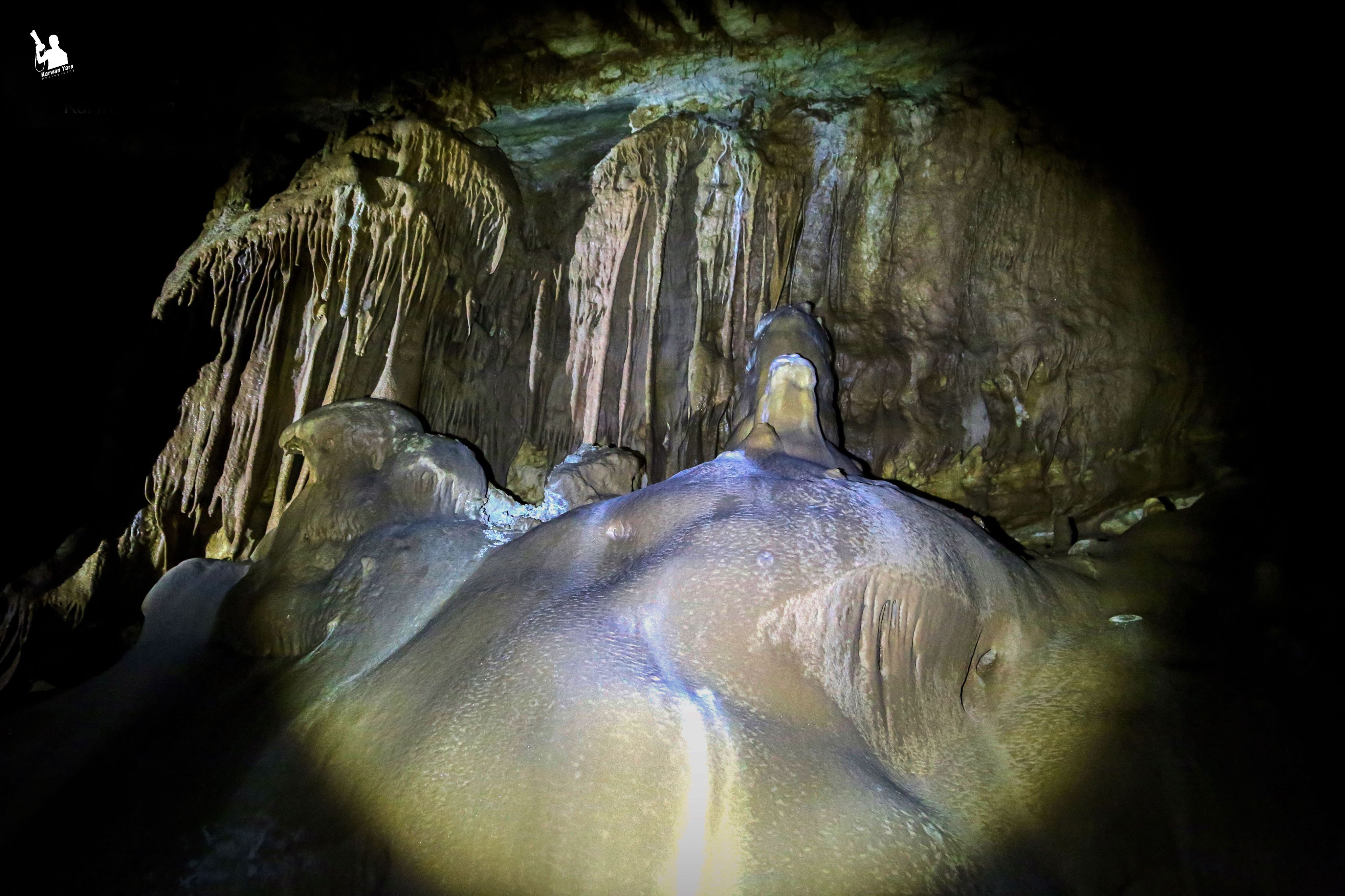 يقع كهف كونبا في جبل كولان على مقربة من بلدة دربنديخان ضمن محافظة السليمانية بإقليم كوردستان